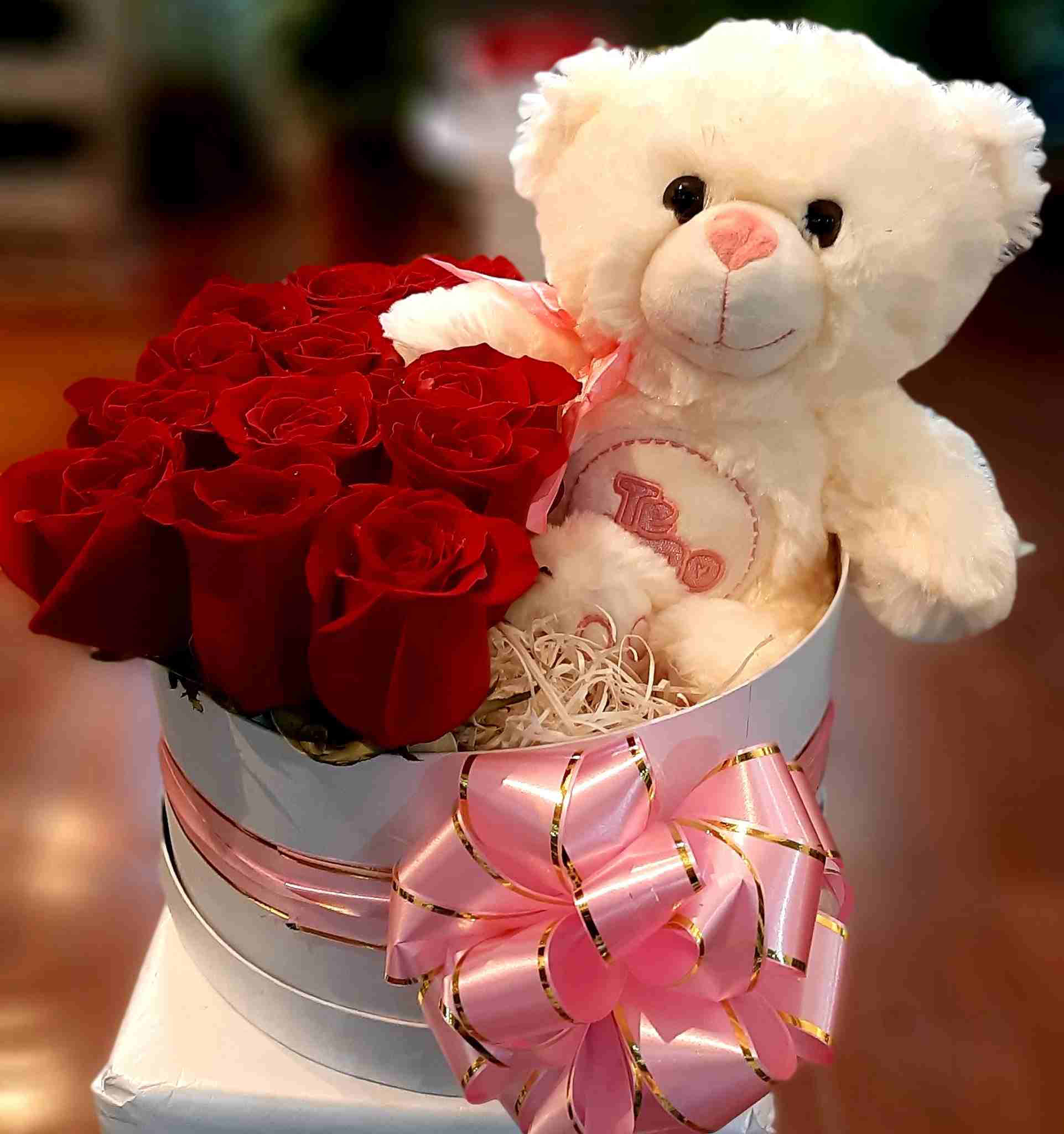 Envio y venta de flores ,rosas, plantas,arreglos florales ,regalos y desayunos a domicilio con delivery gratis en la Ciudad Autonoma de Buenos Aires y con costo de env�o en localidades del Gran Buenos Aires asi como delivery de flores y plantas a trav�s de florerias asociadas en todas las provincias de la Argentina, Buenos Aires, la Pampa, Tucuman, La Rioja, R�o Negro, Entre Rios, Corrientes, Misiones, Neuquen, Chubut, Tierra del Fuego, Santa Cruz, San Luis, Mendoza, Cordoba, Jujuy, Formosa, Santiago del Estero, Salta, Chaco, Catamarca ,San Juan, y ademas realizamos el delivery de flores ,coronas,palmas , plantas y regalos a todas las ciudades de Argentina, Mar del Plata, C�rdoba, Buenos Aires, con cargo en Santa Rosa, La Plata, Bella Vista, Neuquen, Pilar, Paran�, Posadas, Resistencia, Cipolleti y mas de 300 ciudades y localidades en todo el territorio de nuestro pa�s, asi como tambien tenemos la posibilidad de enviar flores a casi todo el mundo en cuestion de horas